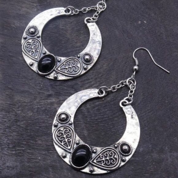 SILVER HAMMERED BOHO BLACK ONYX EARRINGS - Picture 3 of 7